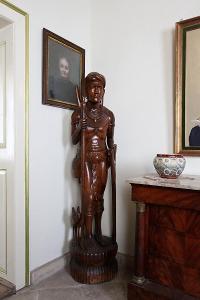 Dřevěná socha indiána v životní velikosti