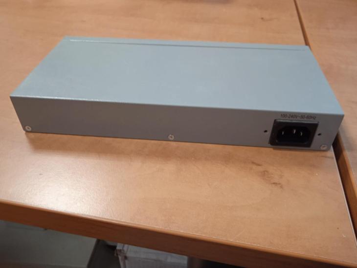 Data switch Allied Telesis AT-FS708, PC 9500 Kč, od 1,- Kč!!!