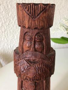 Stara ručne vyrezávaná soška z dreva