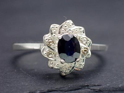 Stříbrný prsten- safírspinel, diamanty