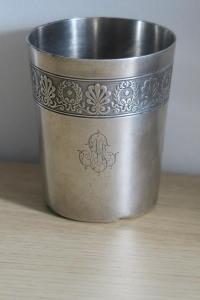 Starý šlechtický stříbrný pohárek zdobený puncovaný.
