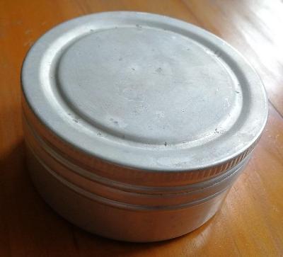 Stará hliníková plechovka, 1/4 kg, šroubovací víko, skleněná vložka