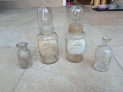Staré lékarenské lahve průsvitné