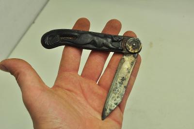 Velmi starý nůž se střenkou ve tvaru běžícího zajíce - značka 