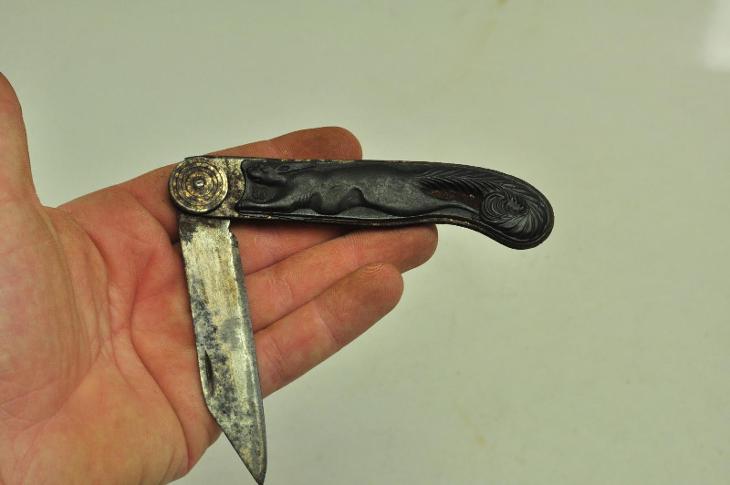 Velmi starý nůž se střenkou ve tvaru běžícího zajíce - značka  - Sport a turistika