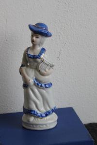 J. Porcelánová soška dívky s loutnou  18 cm