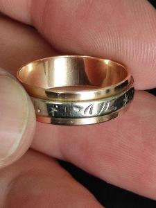 👌 Snubní prsten ze dvou druhů zlata