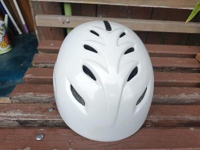 Lyzařská a snowboardová helma