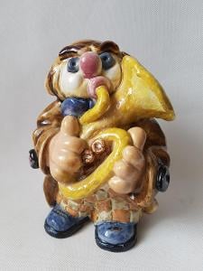 Stará těžká soška glazovaná sádra hudebník klaun tuba 1977
