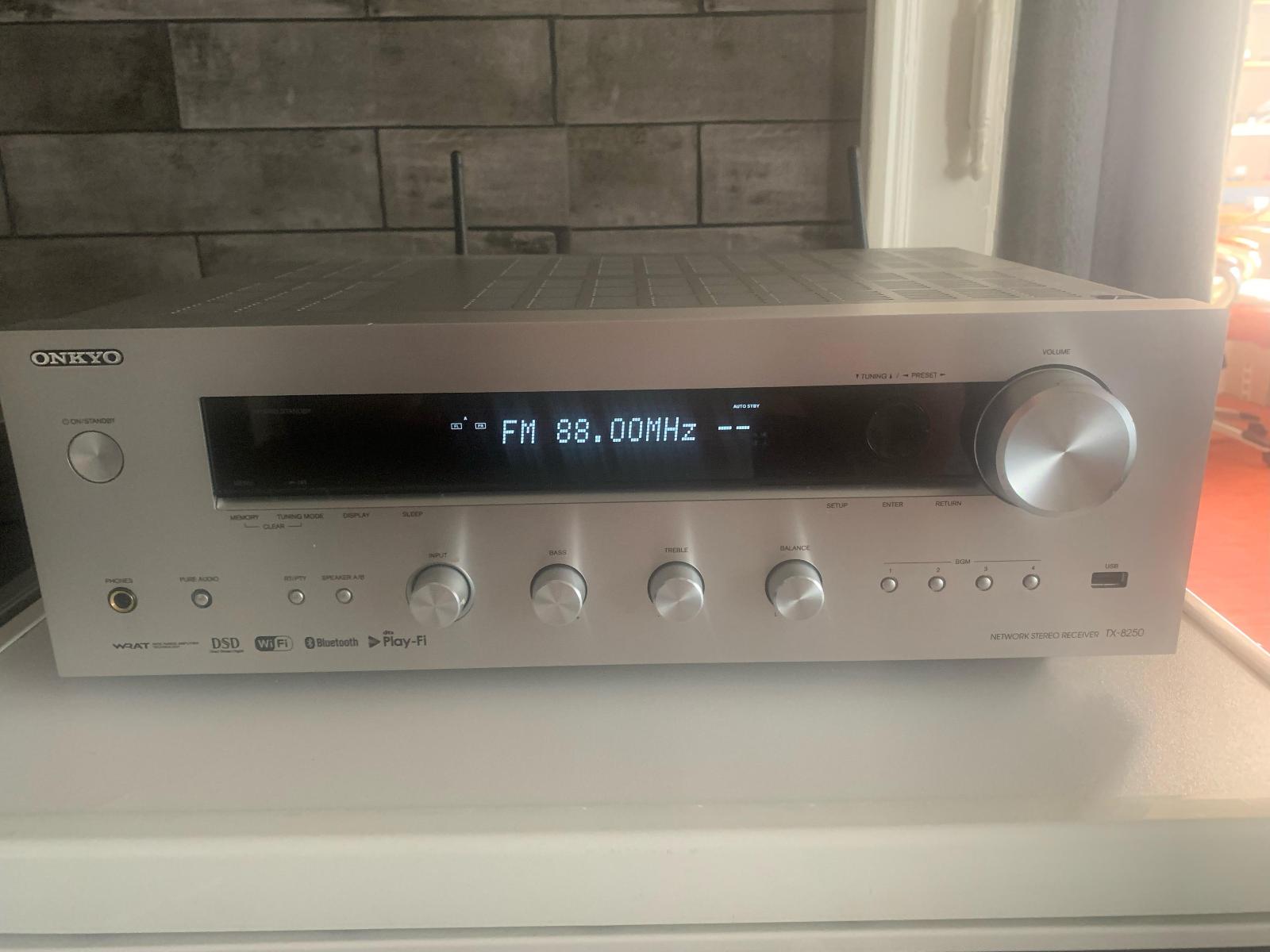 Síťový stereo receiver Onkyo TX-8250 s tunerem DAB+ - stříbrný