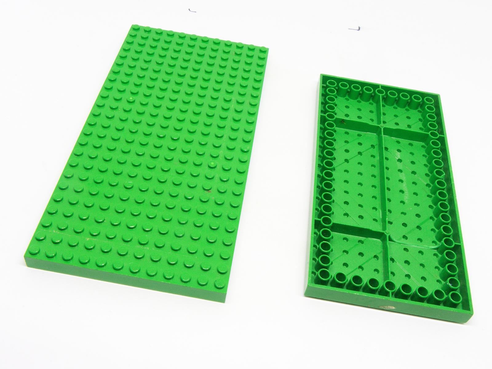 59/110 LEGO DÍLY - Brick 12x24 + 10x20 - Hračky