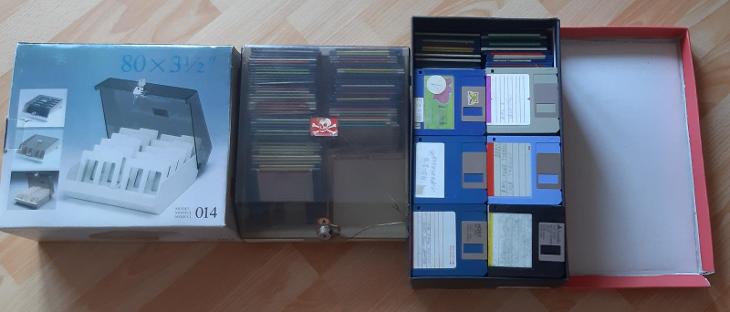 344 disket a AMIGA obsahem - Počítače a hry
