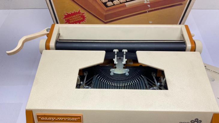 Psací stroj Easy-Writer Typewriter model 300 pravděpodobně pro USA trh - Starožitnosti