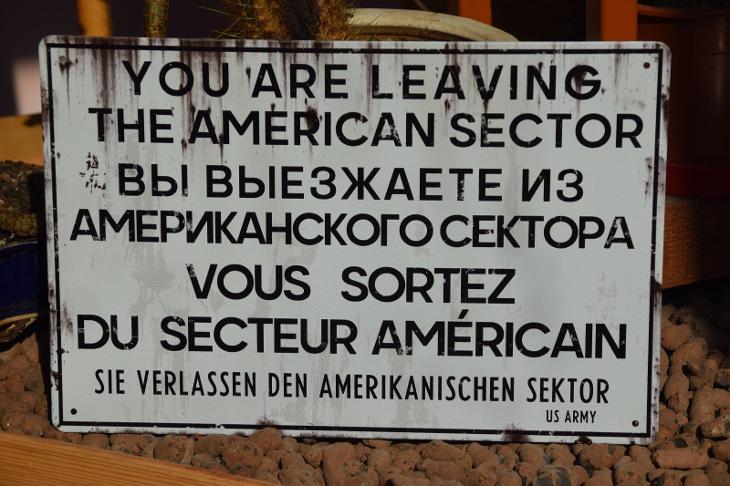 plechová cedule Berlín - Opouštíte americký sektor - Sběratelství