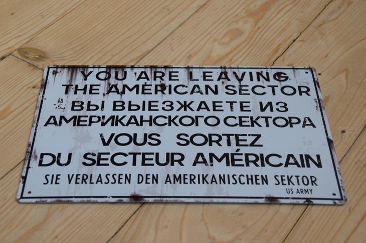 plechová cedule Berlín - Opouštíte americký sektor - Sběratelství