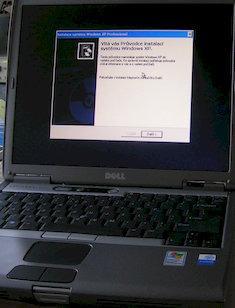 Dell Latitude D600 s nabíječkou - poškozené panty displeje