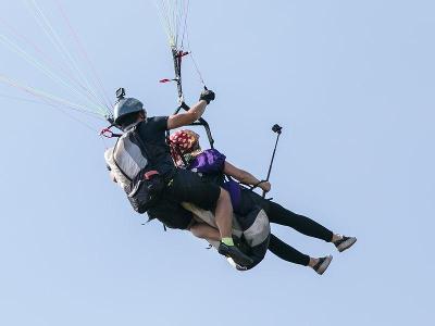 Tandemový paragliding pro 2 osoby - vyhlídkový let. PC:5600Kč