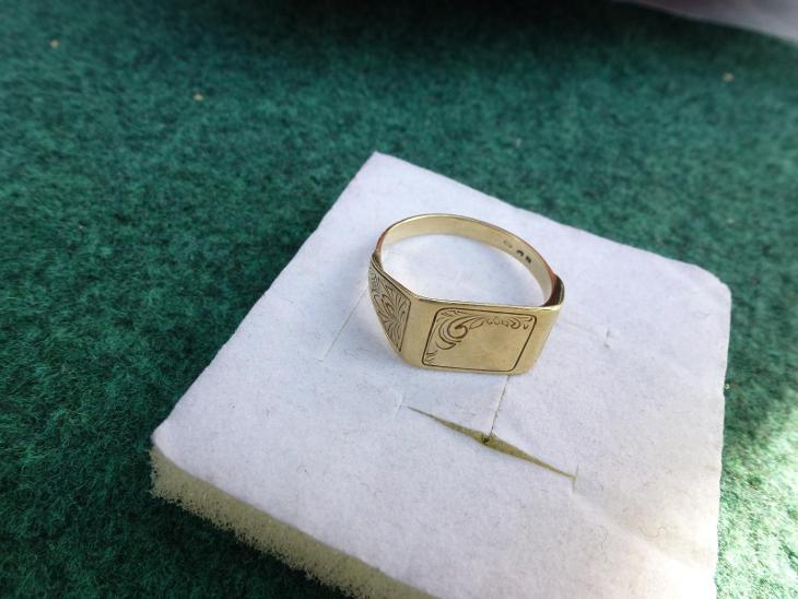 Zlatý panský  prsten 585 .    