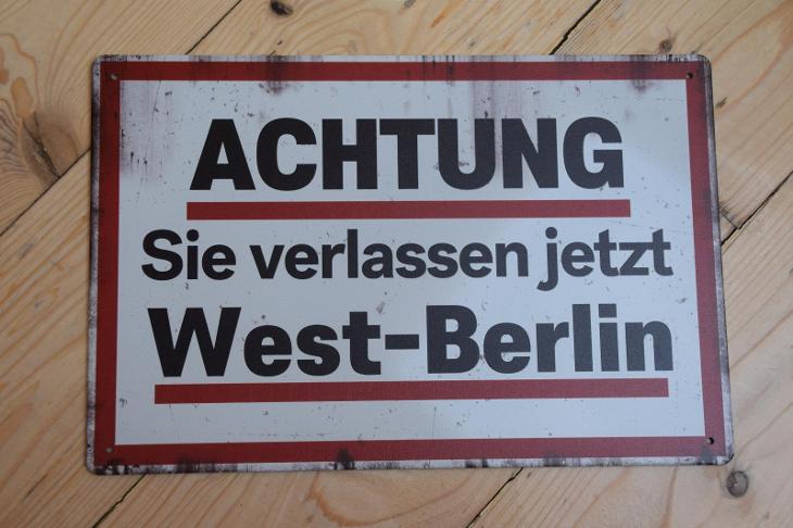 plechová cedule: Pozor! Chystáte se opustit Západní Berlín