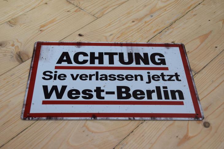 plechová cedule: Pozor! Chystáte se opustit Západní Berlín