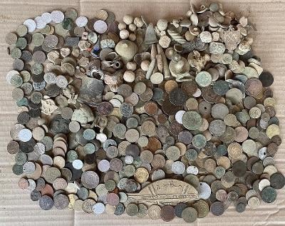 Velký konvolut kopaných mincí a artefaktů