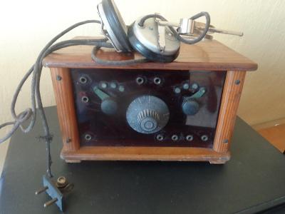 Staré rádio  tzv. KRYSTALKA  se sluchátky z pozůstalosti pro sběratele
