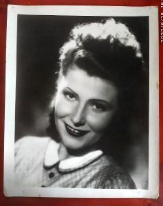 Originální černobílá fotoska č.6, portrét herečky (neurčena)