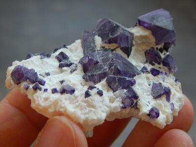 Osmistěnné krystaly fluoritu v matrixu, Čína