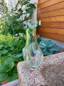 stará zelená  váza / vázička / z hutního skla