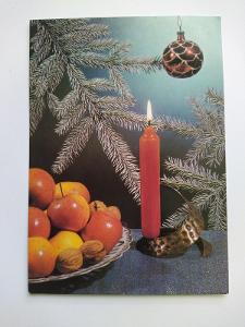 pohled Vánoce-foto F.Bučina-svíčka, jablka, koule, větvička