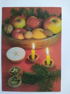 pohled Vánoce, foto J.Štochl-ořechy se svíčkami, jablka