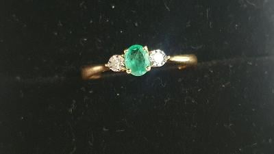 Zlatý prsten s brilianty a smaragdem zlato 14 K - 585.