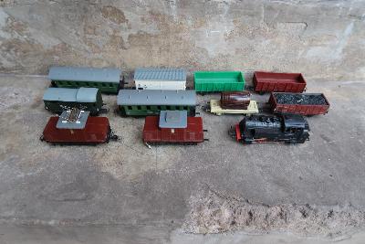 11 ks starých vláčků a lokomotiv HO