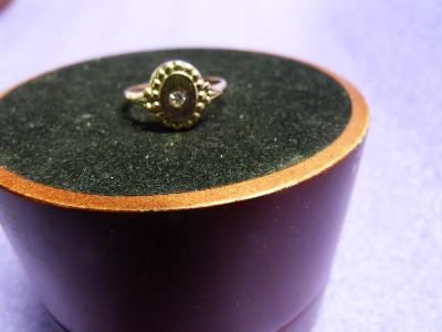 Nádherný zakázkový starožitný prsten s briliantem