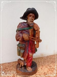 Starožitný dřevěný vyřezávaný malovaný dědeček - socha  
