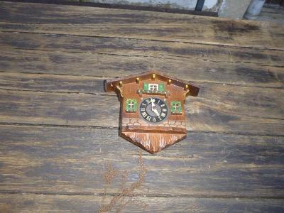 Staré dřevěné vyřezávané hodiny