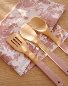 ✨🎂🍝 Bambusová vařečka s růžovým dekorem skosená
