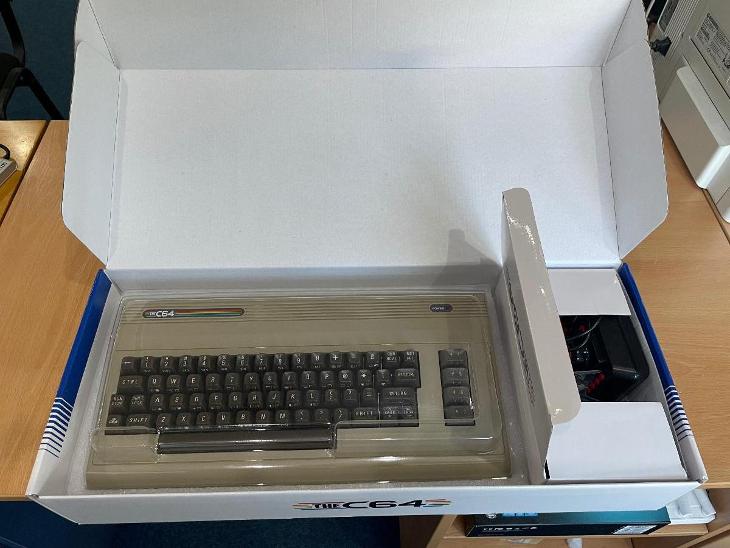 Retro konzole C64 Maxi, se zdrojem, joystick, jen rozdělané, funkční - Počítače a hry