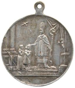 Stříbrná biřmovací medaile A: Biskup velké postavy v pluviálu s mitrou