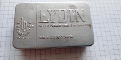Plechová krabička LYDIN plná prvorepublikových dvacetníků.