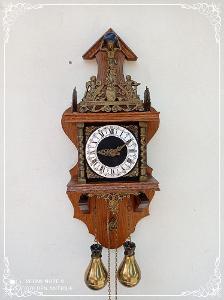 Nádherné mechanické dřevěno - mosazné hodiny s hvězdářem  
