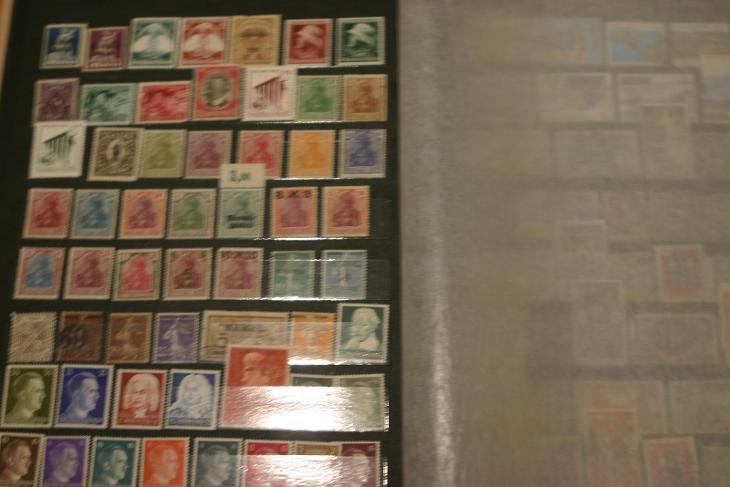 V5901 - Zásobník plný ražených známek - 24 stran 