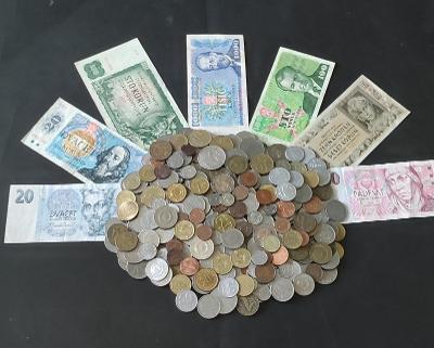 Bankovky ČSR a hromada mincí 