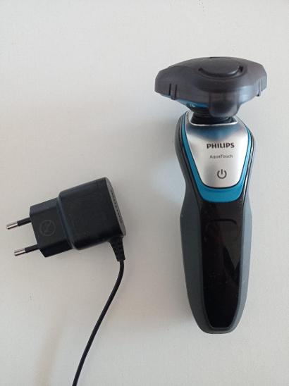 Prodám holící strojky Philips Aquatouch a Philishave - Přístroje péče o tělo
