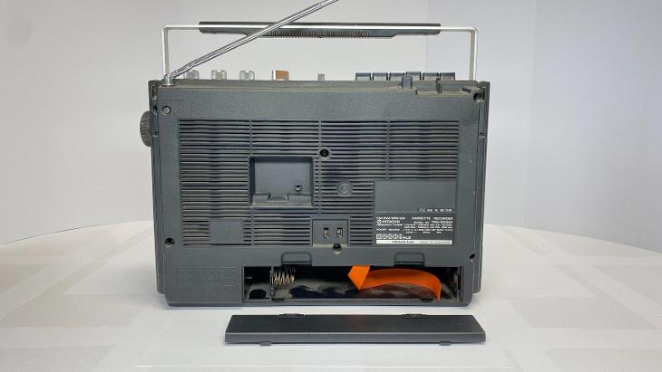 Starší rádio radiomagnetofon do sbírky Hitachi TRK-5330E. Čtěte popis - Starožitnosti