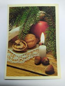 pohled Vánoce foto A.Škopková-svíčka, ořechy, větvička