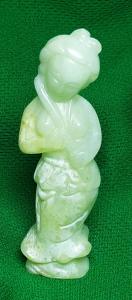 Ručně vyřezávaná soška asi gejši z jadeitu od 1 kč!!