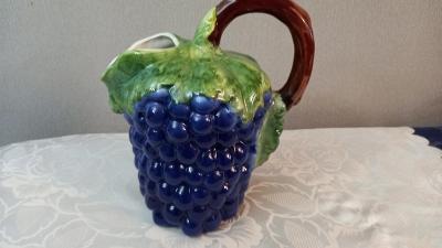 Keramický barevný džbán  ve tvaru hrozna- majolika 