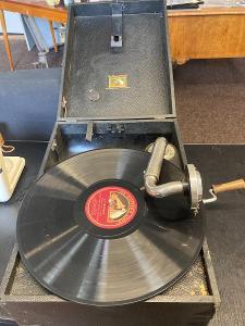Starý gramofon His Masters Voice + 12 dobových desek