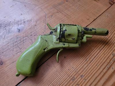 Znehodnocení revolver buldok 